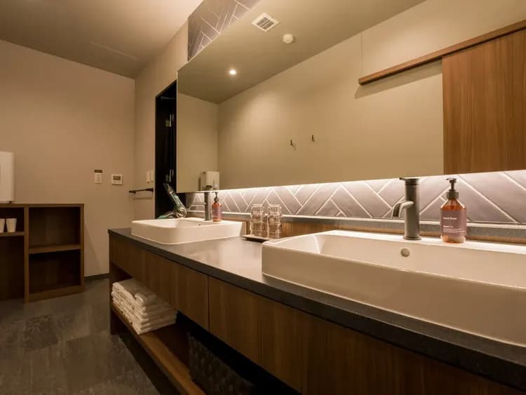 【洗面台】ゆとりある脱衣スペースには使い勝手のよい2口洗面ボウル。