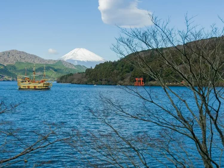 【共用部（エントランス）】芦ノ湖・富士山が一望できる開放的なエントランス