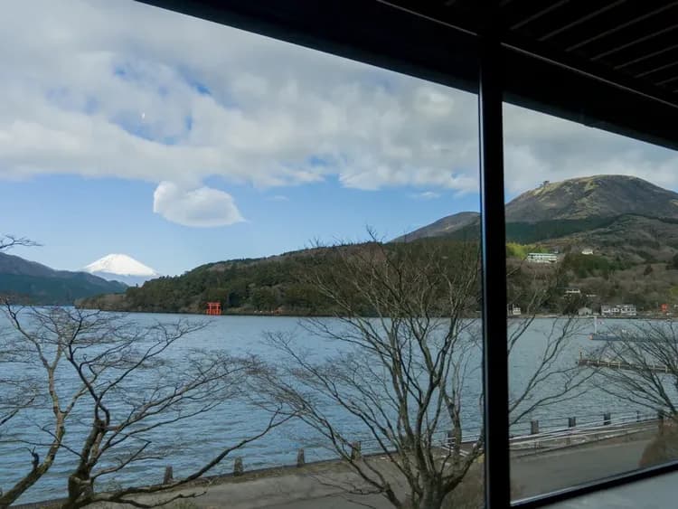 【共用部（エントランス）】芦ノ湖・富士山が一望できる開放的なエントランス