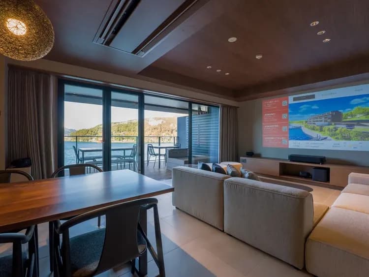 【リビングルーム】屋内外にこだわりの家具をそろえた非日常空間