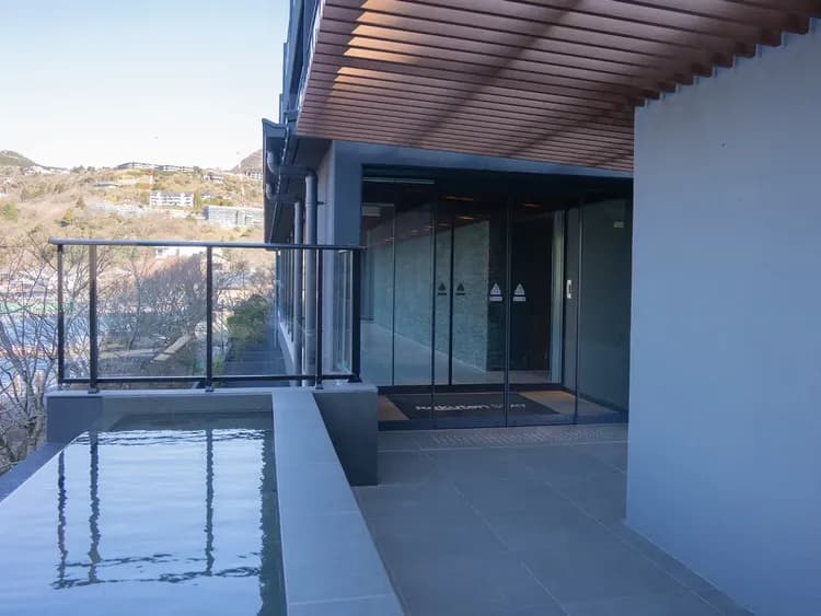 【共用部（建物入口）】芦ノ湖畔の好立地。圧倒的レイクビューの施設。