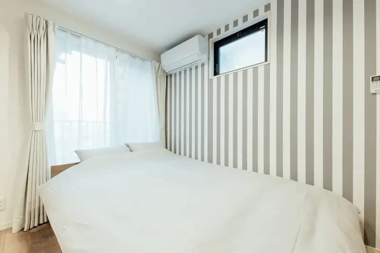 ダブルベッド(寝室①)