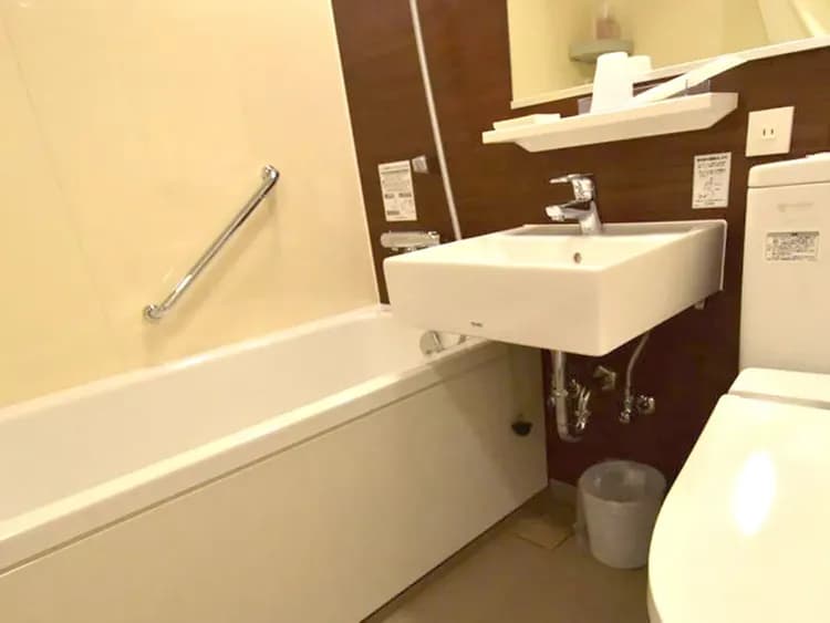 ・ドライヤー、歯ブラシ、シャンプー、コンデショナー、ボディソープをご用意