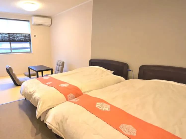 ・セミダブルのベッドが２台ある和洋室のお部屋