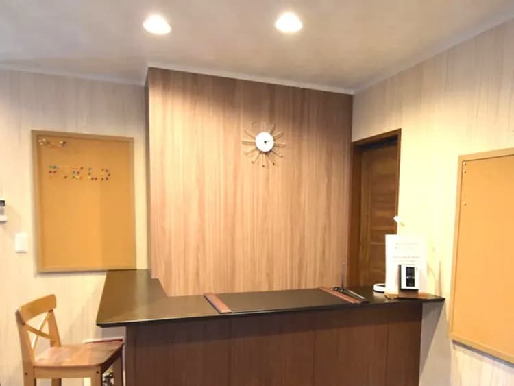 ・チェックイン／アウトはこちらのフロントへ