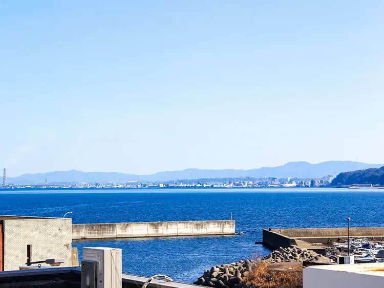 ・【403号室/眺望】　遠くの海を眺めながらリラックス♪