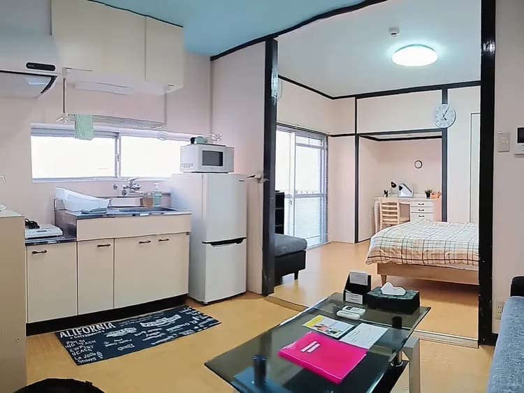 ・【403号室/ダイニングキッチン】家電、キッチン用品、食器、タオルなど生活必需品を揃えています