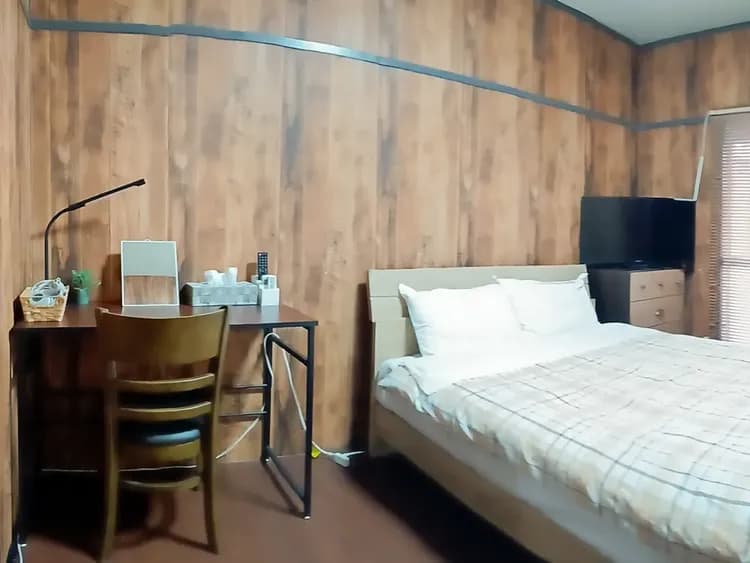 ・【301号室/ベッドルーム】いつでも身だしなみを整えられる快適空間