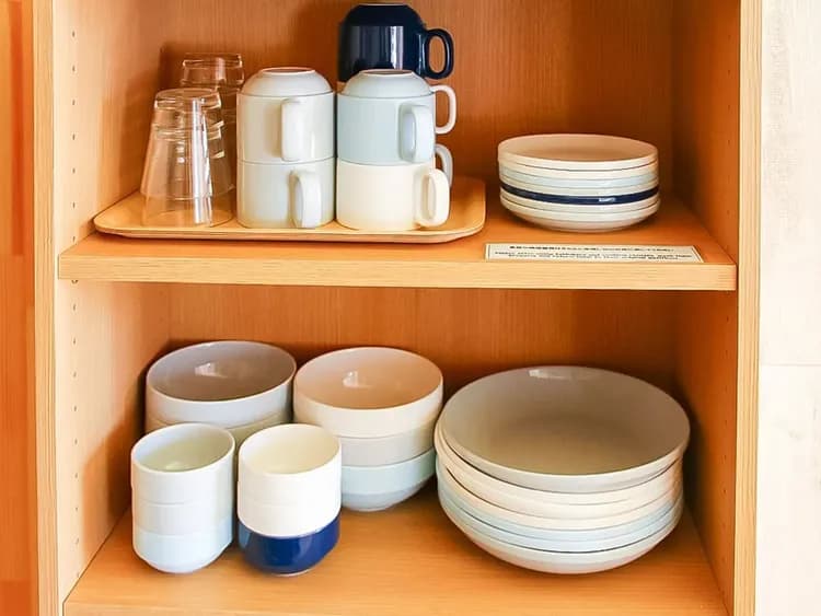 ・お皿＆コップ　各客室にてご用意しております。