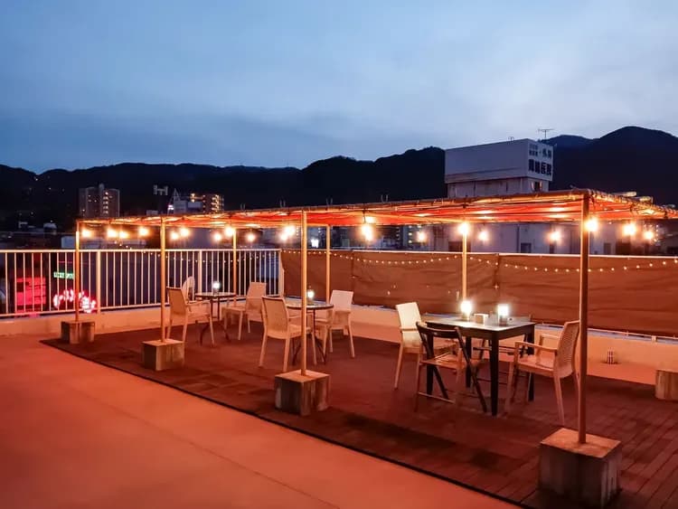 ・屋上テラス　持ち込みのお食事をお楽しみいただくなどご自由にご利用いただけます♪