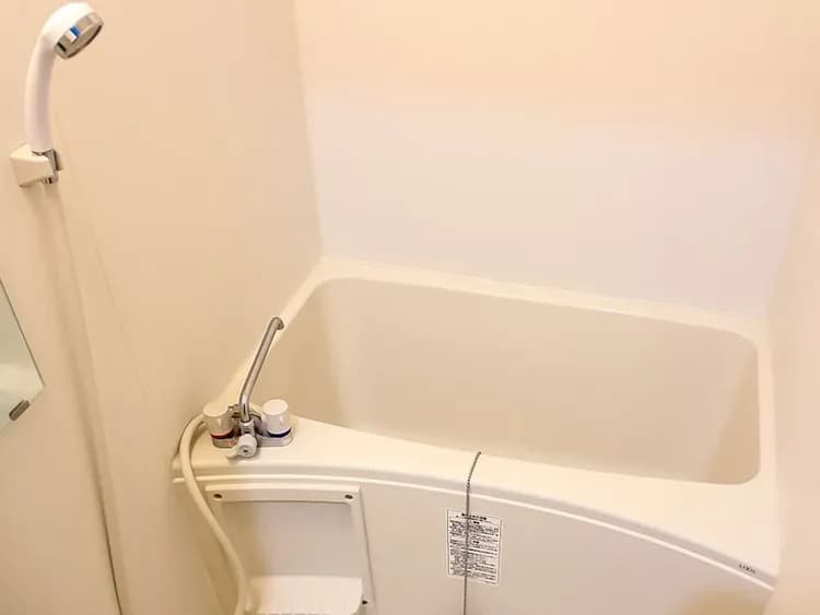 ・【401号室/バスルーム】　客室ごとにバスルームの様式が違いますので詳細は部屋情報をご確認ください