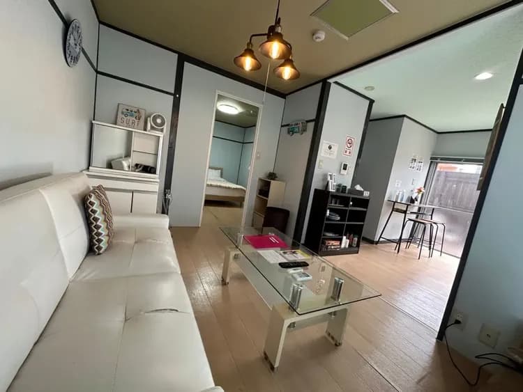 ・【401号室/リビング】ダイニングキッチンと繋がっているので、みんなで料理しながら会話も楽しめます