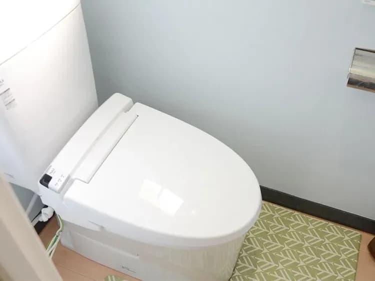 ・【401号室/トイレ】清潔に保たれたトイレには洗浄機能が付いており、快適にご利用いただけます