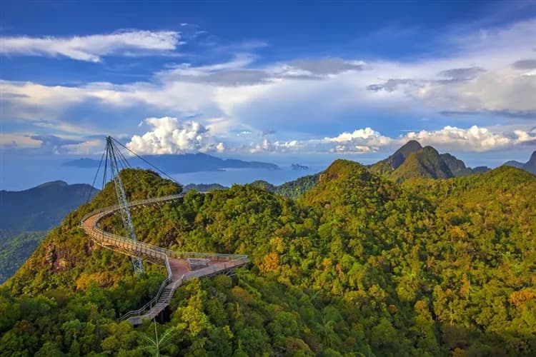 【馬來西亞檳城蘭卡威】三離島跳島.升旗山纜車.紅樹林遊船.世界最大彎曲吊橋.網美打卡鳥巢5＋1日