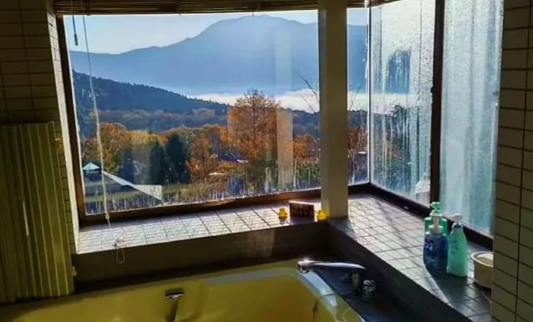 雲海を眺めながら入る温泉は格別です。