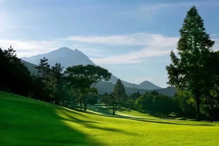湯布高原ゴルフクラブは車で３分の好立地です。