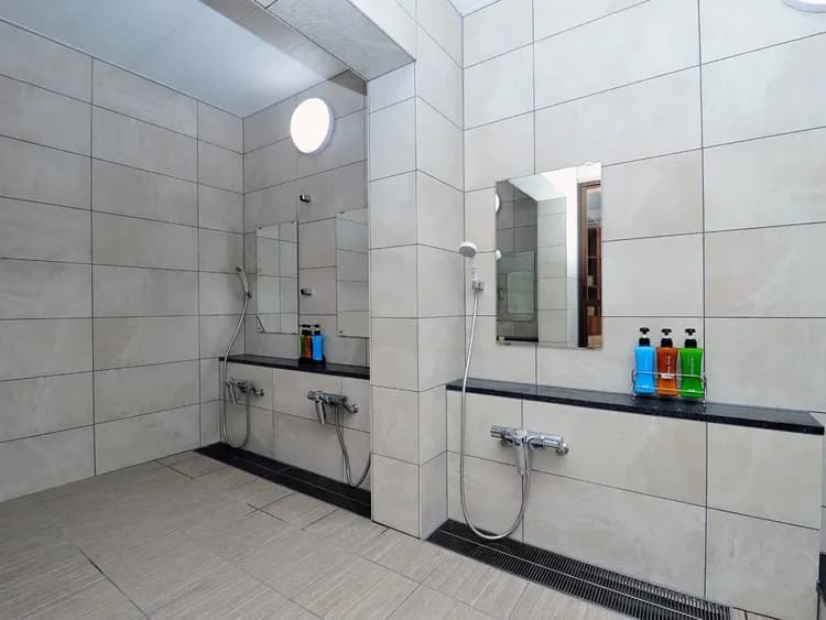 ・浴室洗い場、備え付けのアメニティもございます