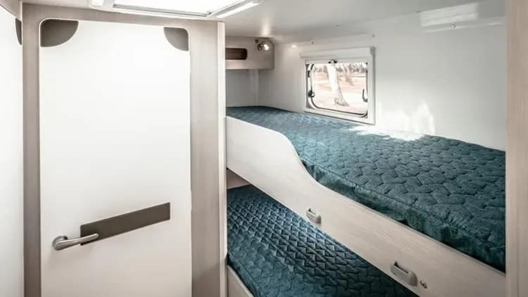 連谷海水浴場露營場-露營車內部