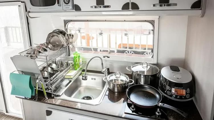 連谷海水浴場露營場-露營車內部