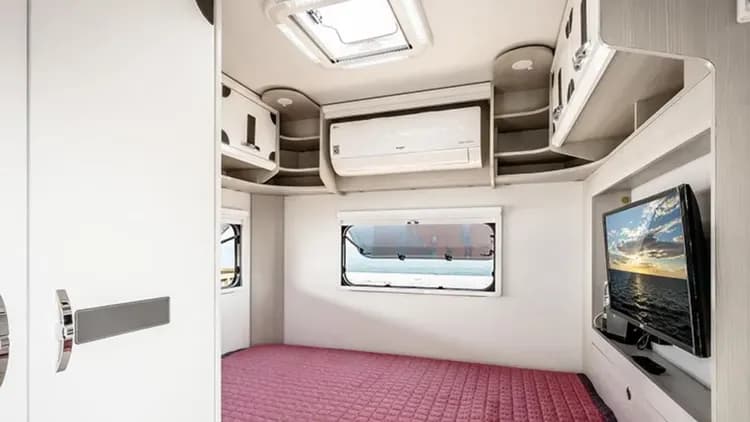 連谷海水浴場露營場-露營車內部