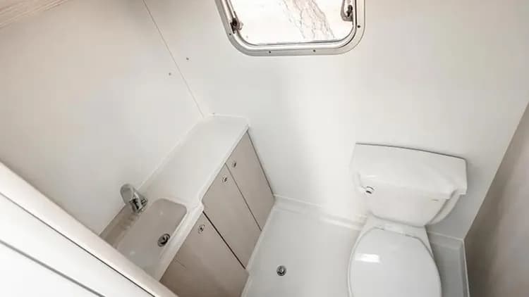 連谷海水浴場露營場-露營車內部