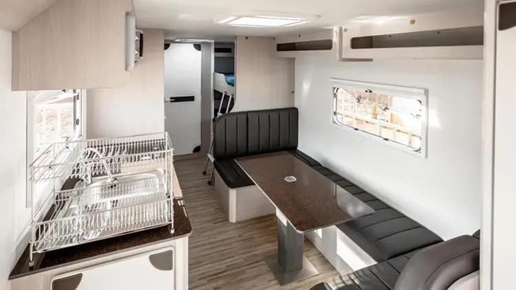 連谷海水浴場露營場-露營車內部