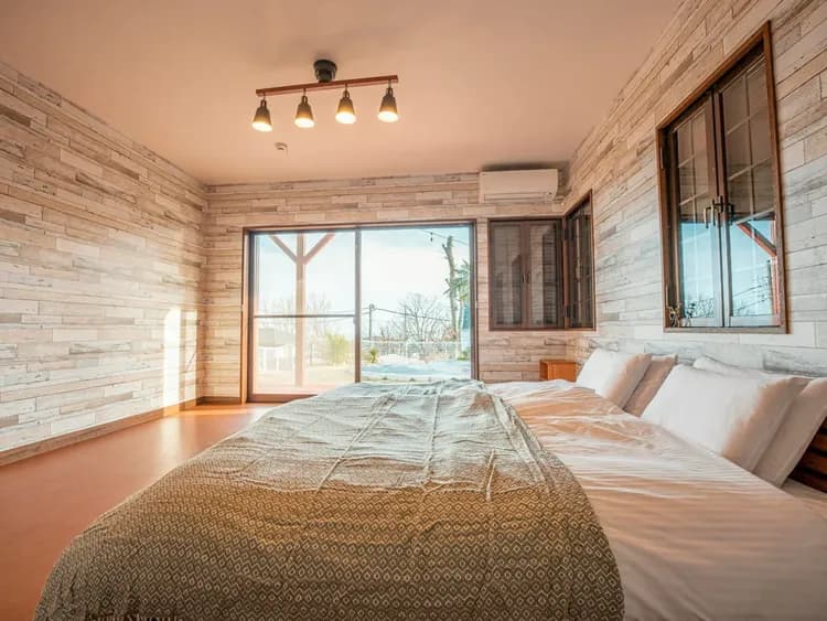 ・【ベッドルーム】キングサイズのベッドには防水シーツがかかっており、ワンちゃんと一緒に寝られます