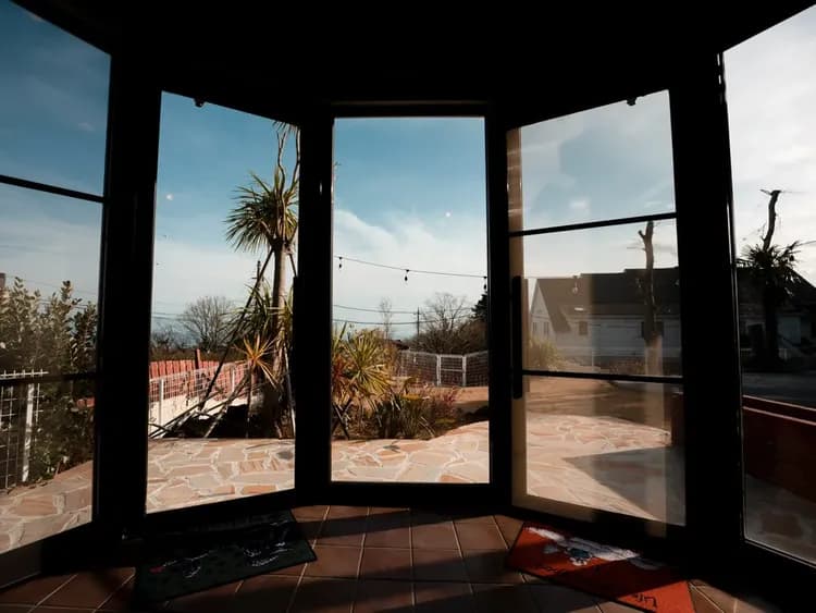 ・【リビング】ラウンド型の大きい窓からはドッグランと青い空を望めます