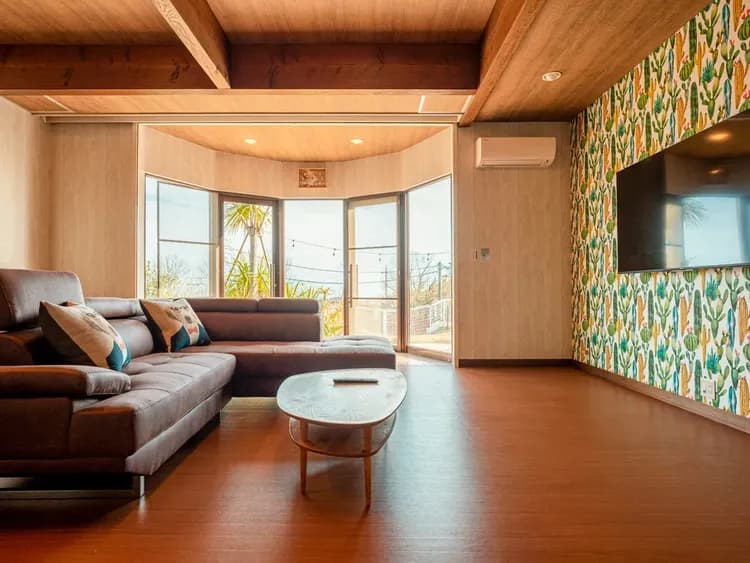 ・【リビング】高い天井で開放感に溢れた空間。ナチュラルな温かみのある雰囲気で快適です