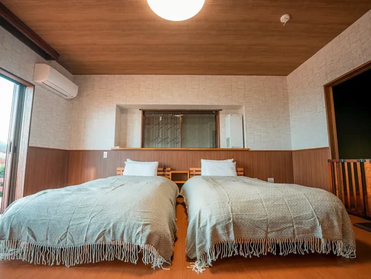 ・【ベッドルーム】2階にあるツインの寝室です。隣にはワンちゃん専用コーナーがあります