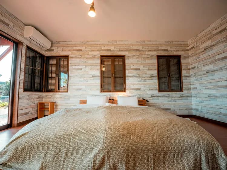 ・【ベッドルーム】大きいベッドですのでワンちゃんと一緒に寝ても余裕があります