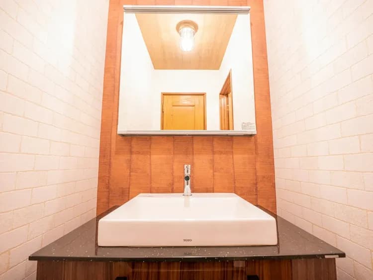 ・【洗面台】大きな鏡の洗面台。身だしなみを整えやすく快適です