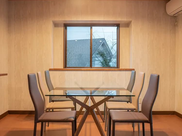 ・【ダイニング】ご家族やお友達と一緒にお喋りをしながらお食事をお楽しみください