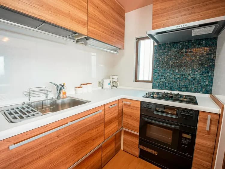 ・【キッチン】フライパン・小鍋・食器・調味料など、お料理に必要な物をひと通り揃えております