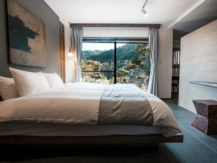 ・【ベッドルーム】景色が良く、窓の向こうには大自然のキャンバスが広がります