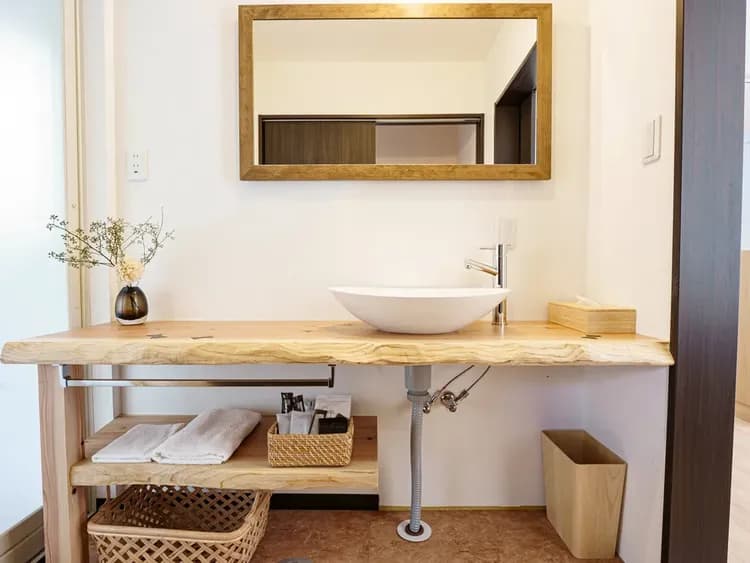 ・【洗面台】お化粧や身だしなみチェックに便利な洗面台。カウンターが広く快適です