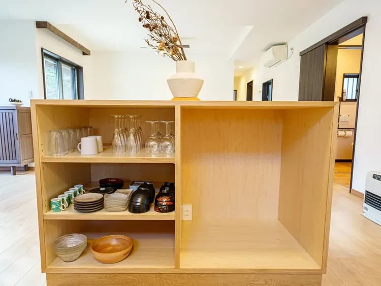 ・【キッチン】食器やグラスも豊富に取り揃えております