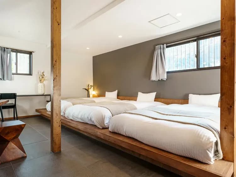 ・【ベッドルーム】みんなで一緒に寝られる小上がり。広く快適にお休み頂けます