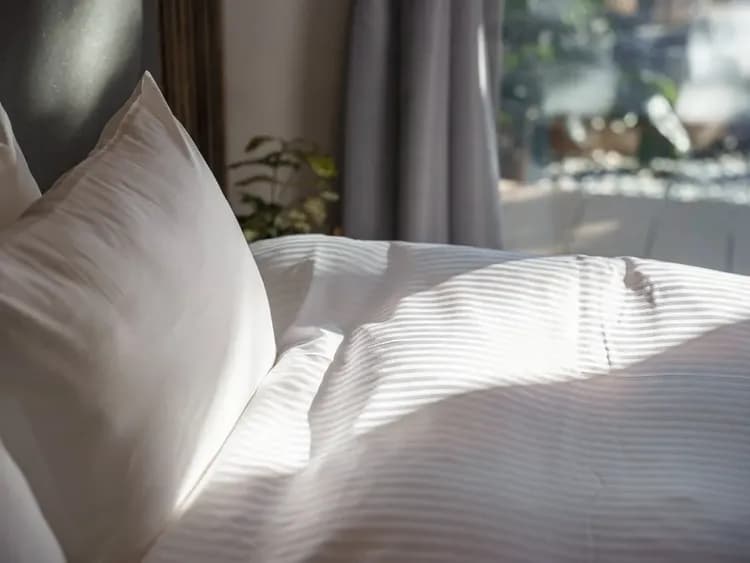 ・【ベッドルーム】肌触りの良い寝具でお休みください