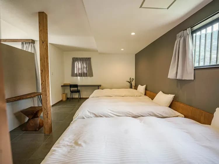 ・【ベッドルーム】ゆとりのあるベッドサイズで快適です。旅の疲れを癒してください