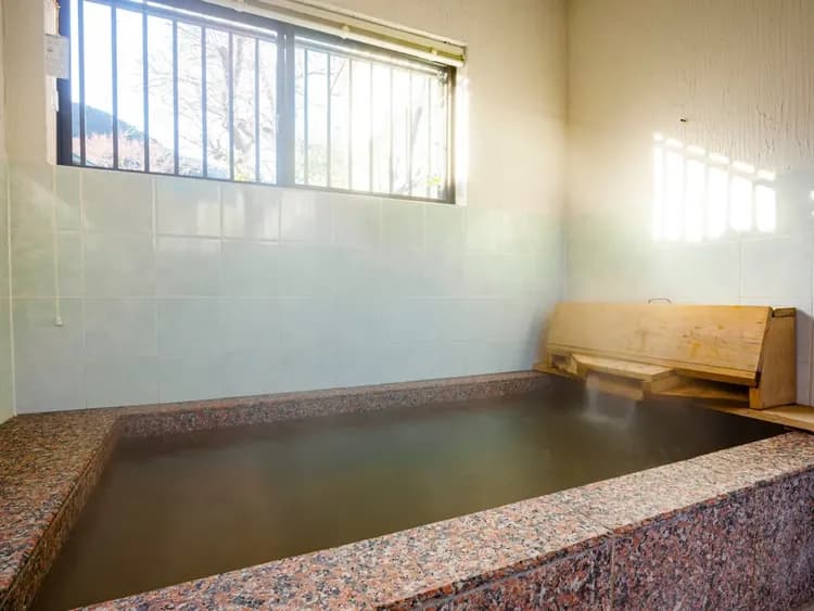 ・【温泉／内風呂】じっくりと温泉に浸かってリフレッシュ。雨で露天風呂が使えない日も安心です