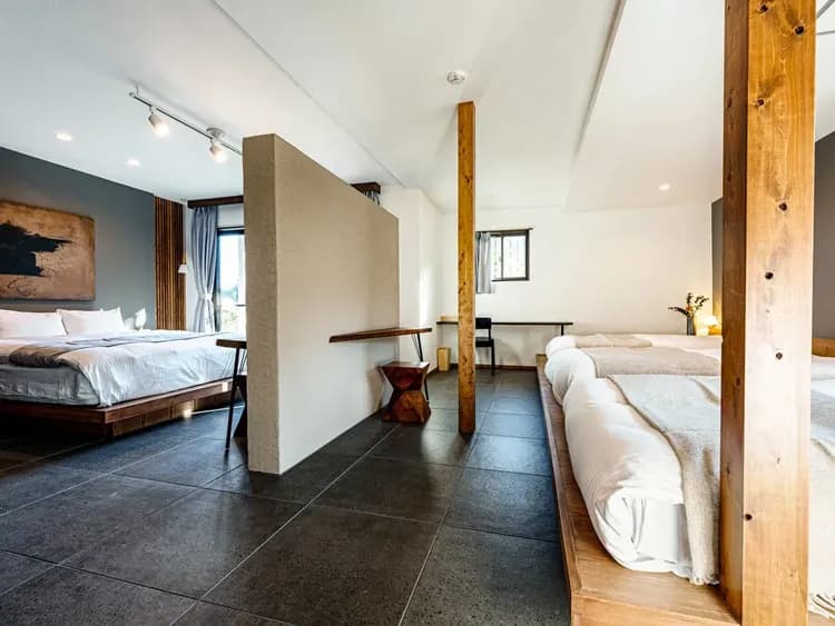 ・【ベッドルーム】キングが1台、セミダブルが3台の寝室。大人数でもゆったりと休めます