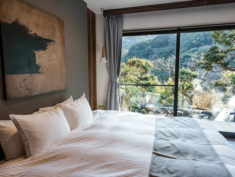 ・【ベッドルーム】朝は明るく、優しい光が差し込みます。自然と調和した朝をお迎えください