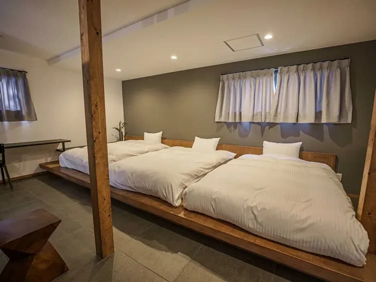 ・【ベッドルーム】和モダンを基調としたシックな寝室。ほっと落ち着ける空間です