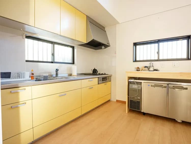 ・【キッチン】広々としたキッチン。フライパンや鍋など調理器具も充実しており本格的な調理が可能です