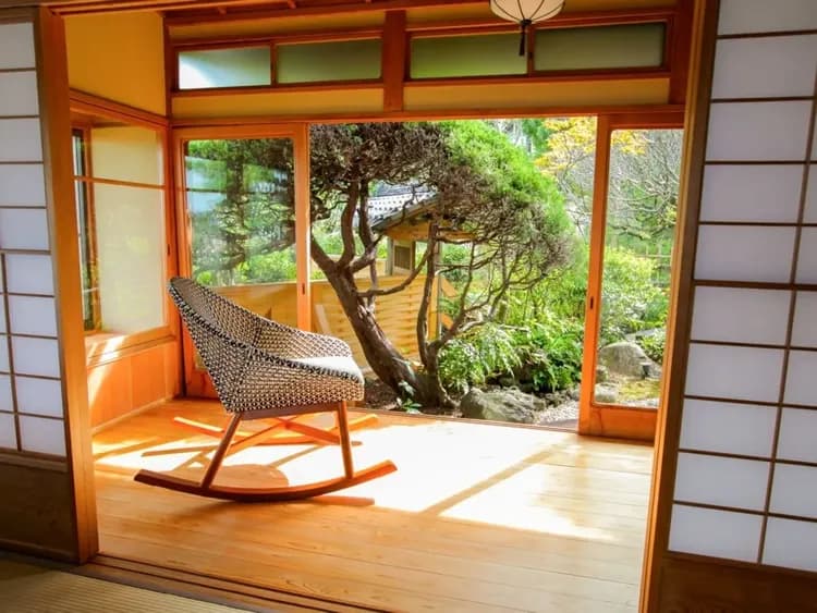 ・【広縁（離れ）】揺り椅子でのんびりゆらゆら。中庭を見ながら癒しのひと時を過ごしませんか