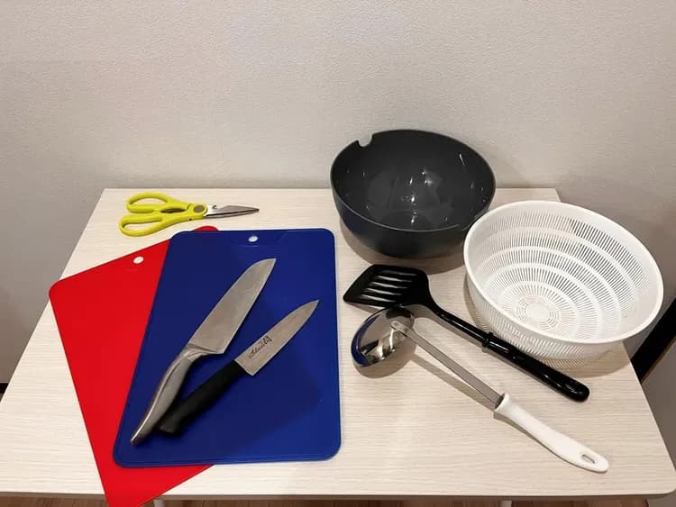 ・【調理器具】包丁・まな板・調理ばさみ・ざるなどお料理に必要なものはひと通り揃えております