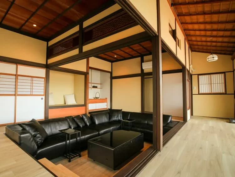 ・【リビング】天井や障子など日本家屋らしさを残しつつも、和と洋を融合させたモダンな空間になりました