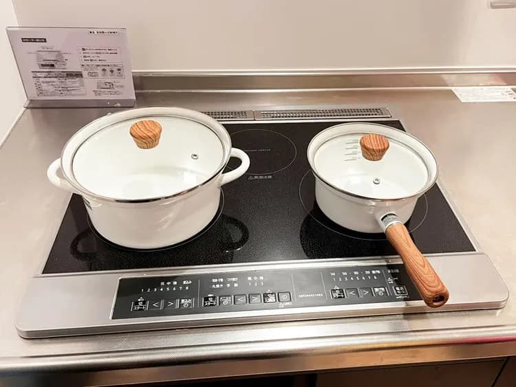 ・【調理器具】深めのお鍋もございます。お好みのメニューでディナーはいかがでしょうか