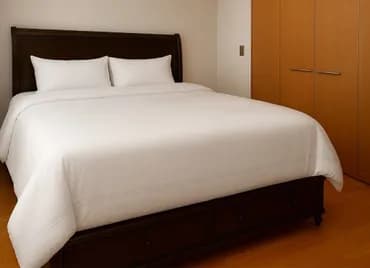 ベッドは特大サイズをご用意。フカフカのベッドで心地の良い眠りをご体感ください。